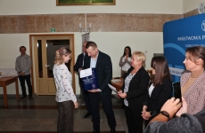 Okręgowy Inspektor Pracy w Kielcach wręcza nagrodę i gratuluje zdobywczyni I miejsca